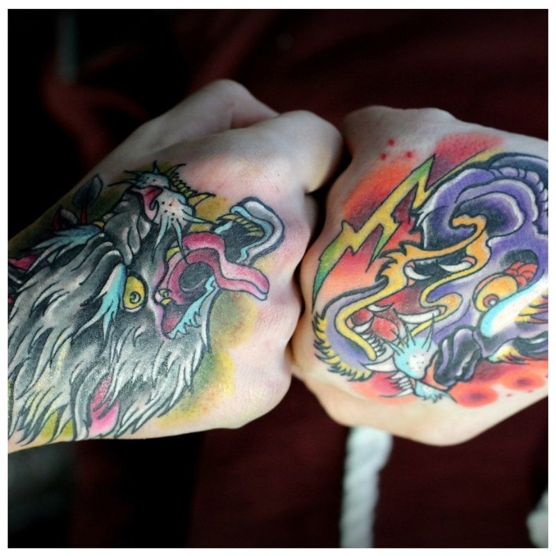 Kolorowe tatuaże na pięściach
