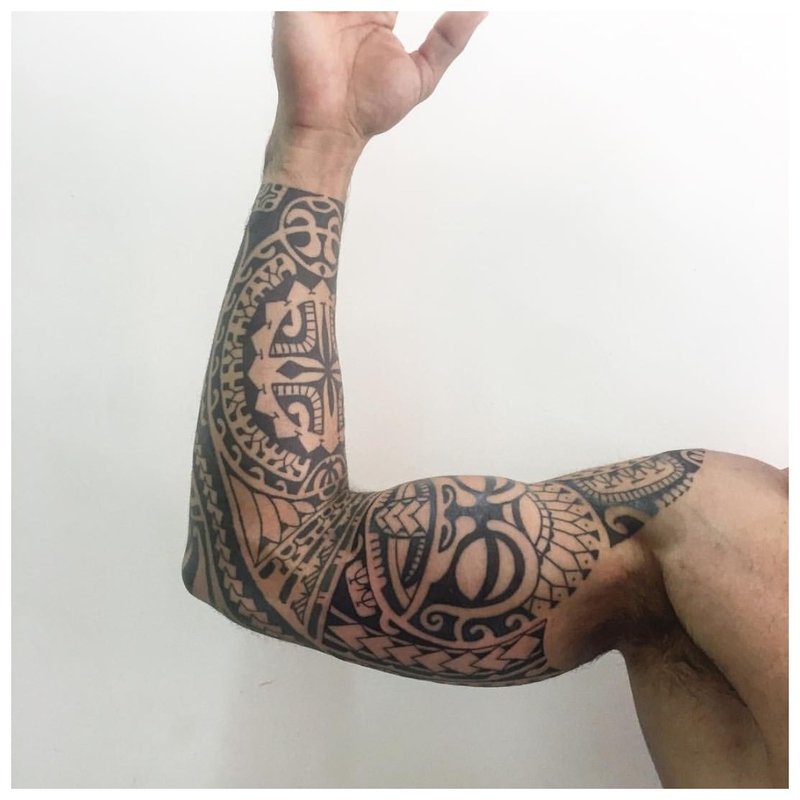 Tatuaj etnic pe antebraț