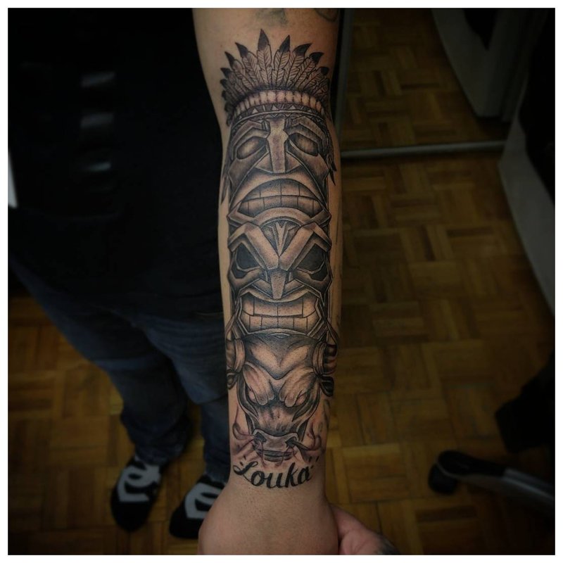 Stor tatovering på armen til en mann