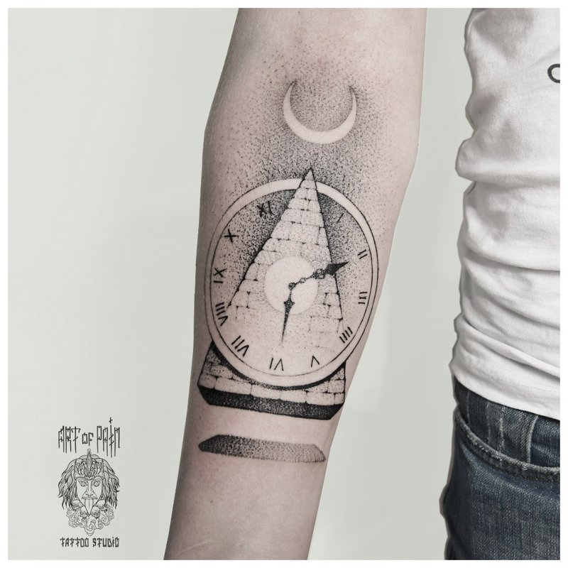 Symbolsk tatovering på underarmen til en mann