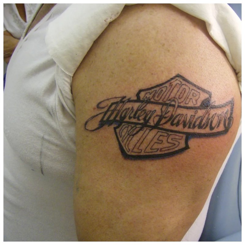 Tatuaż z napisem Twojej ulubionej marki motocykla