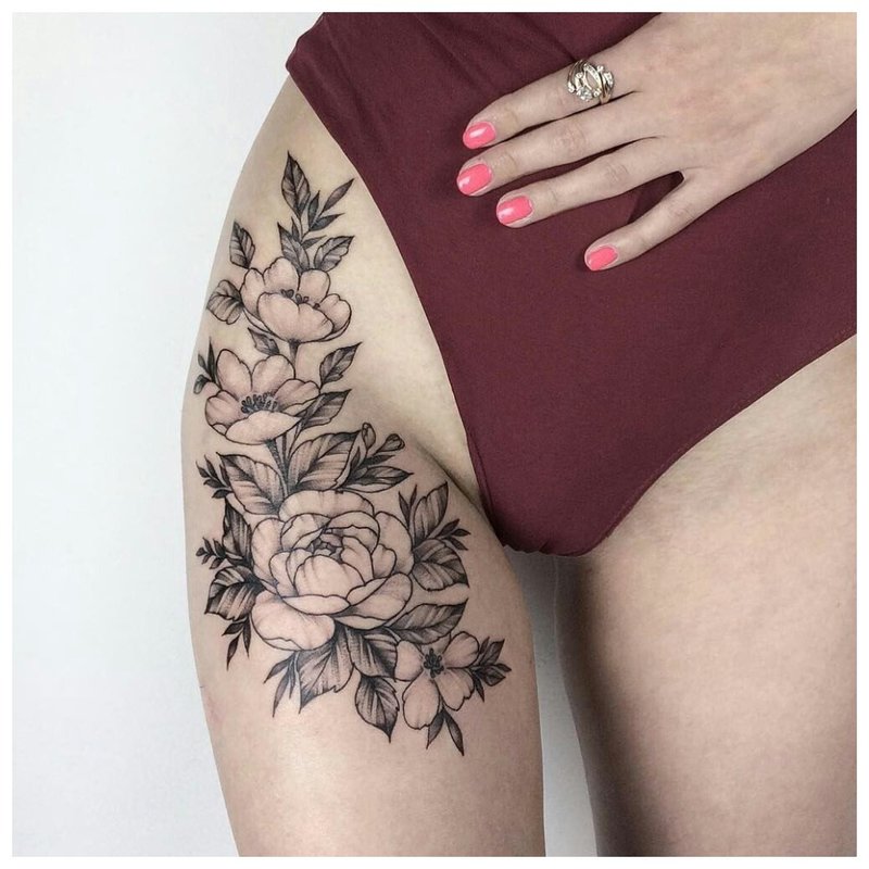 Tetoválás a belső combon