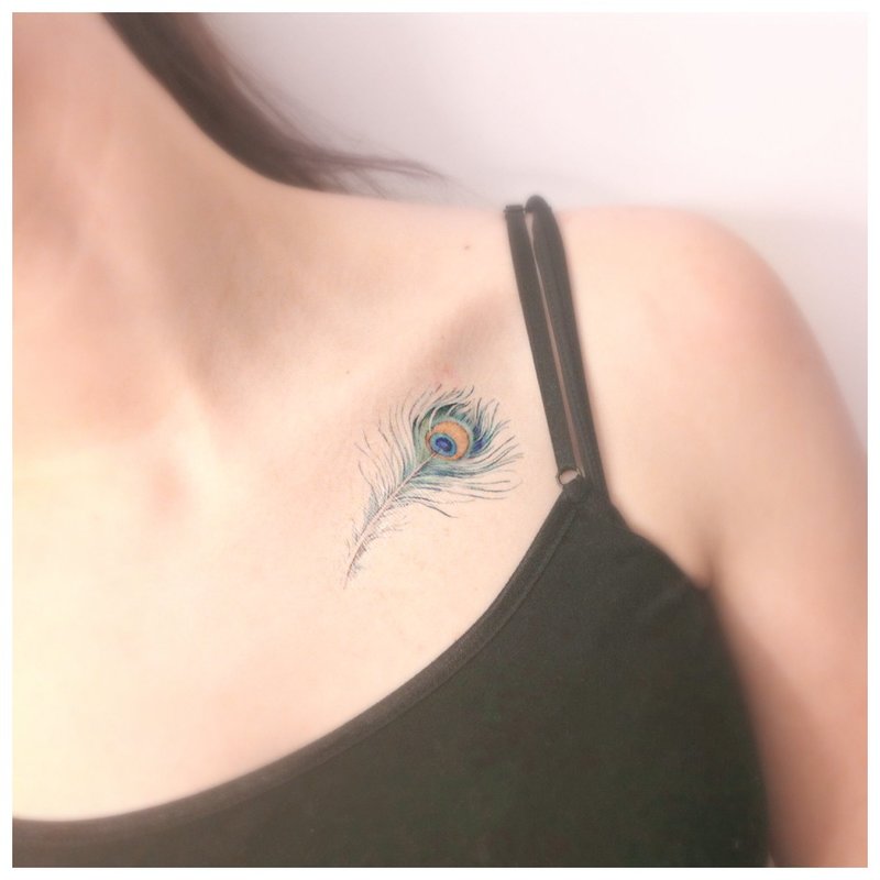 Originální světlé peří tetování na klíční kosti