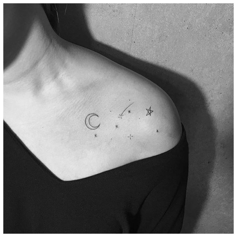 Eredeti hold tetoválás a galléron