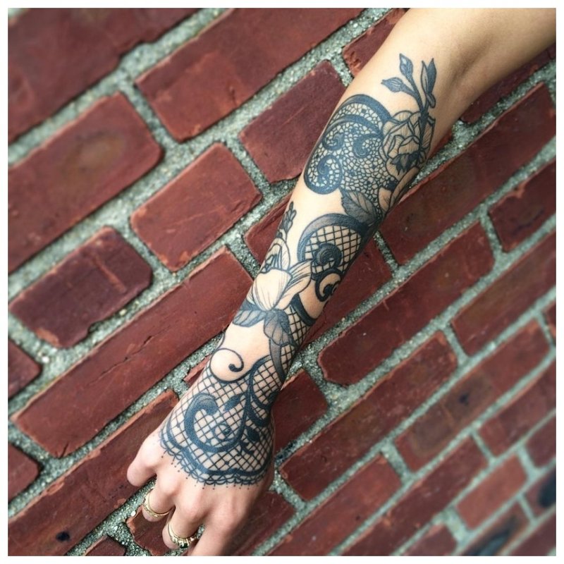 Donkere volledige arm tattoo