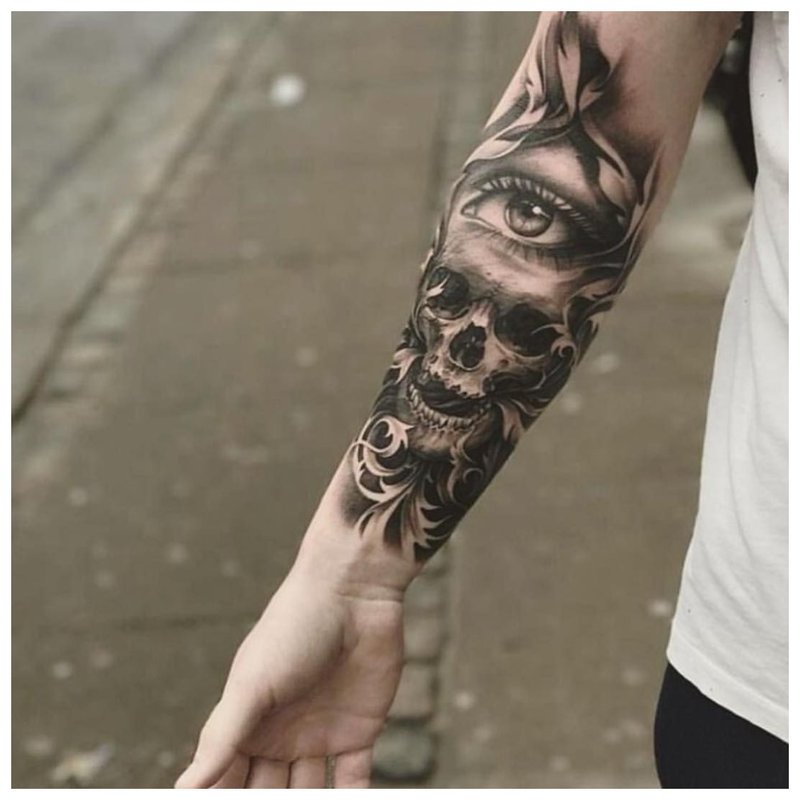 Kaukolė - tatuiruotė vyrui
