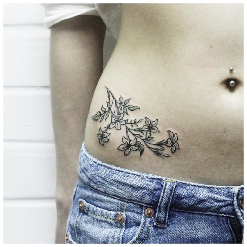 Tatouage floral sur la hanche