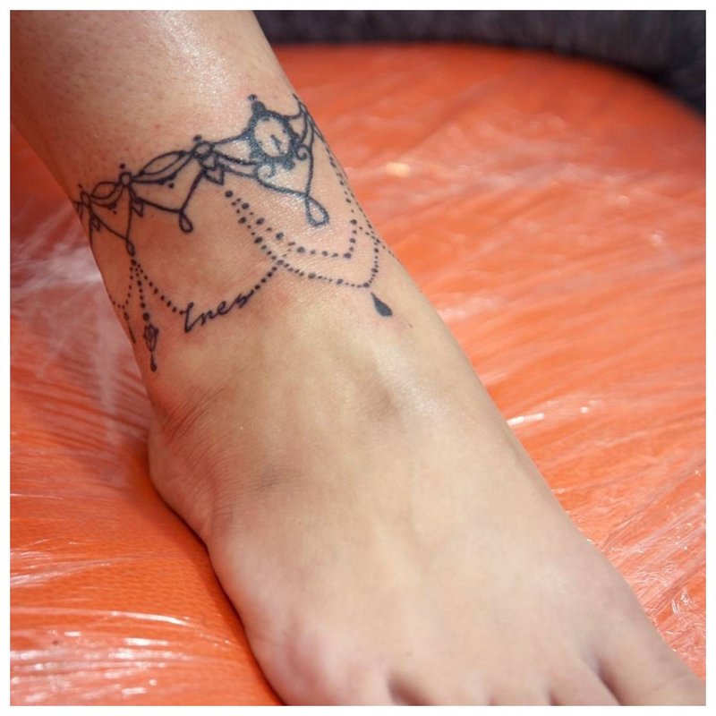 Tetoválás lánc a lábán