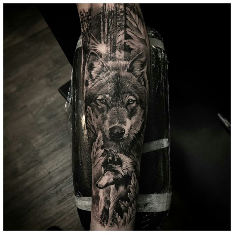 Graži vilko tatuiruotė ant vyro rankos