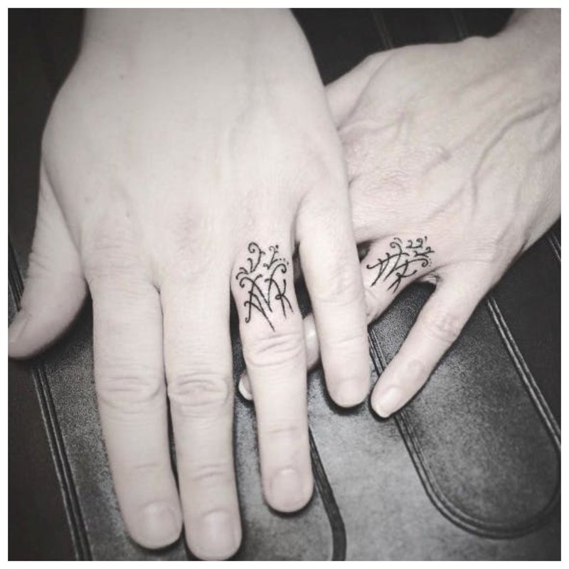 Originální tetování prstu