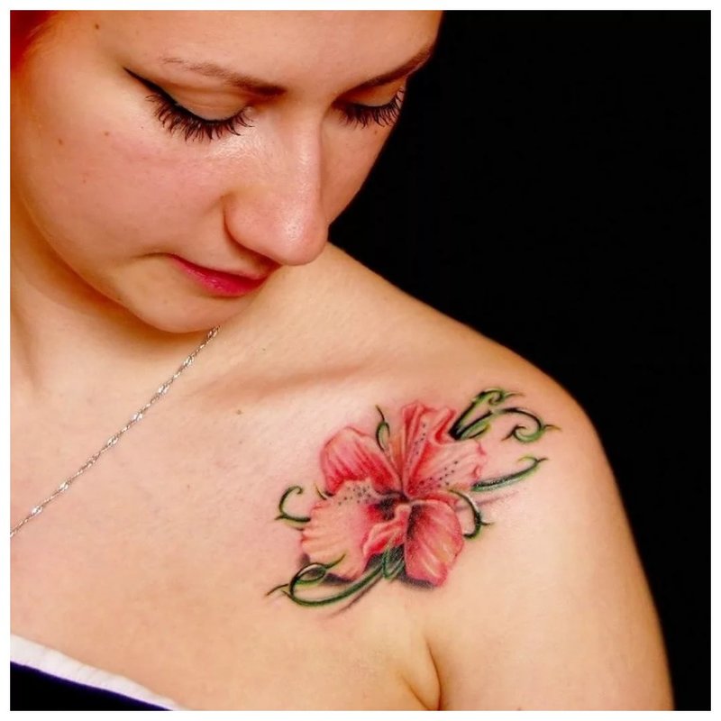 Graži gėlių - raktikaulio tatuiruotė