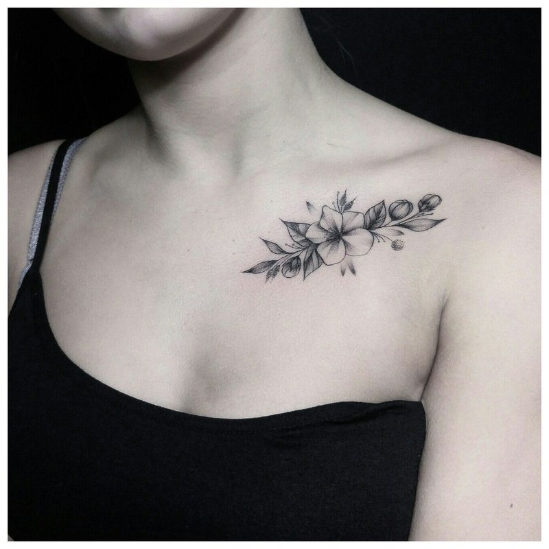 Clavicle tetování v černé barvě