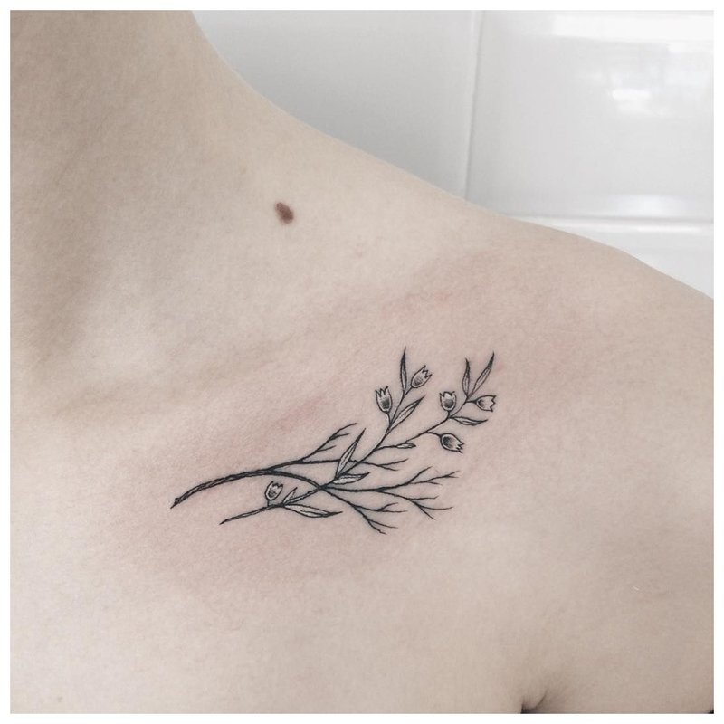 Tetoválás, fehér színű elemekkel