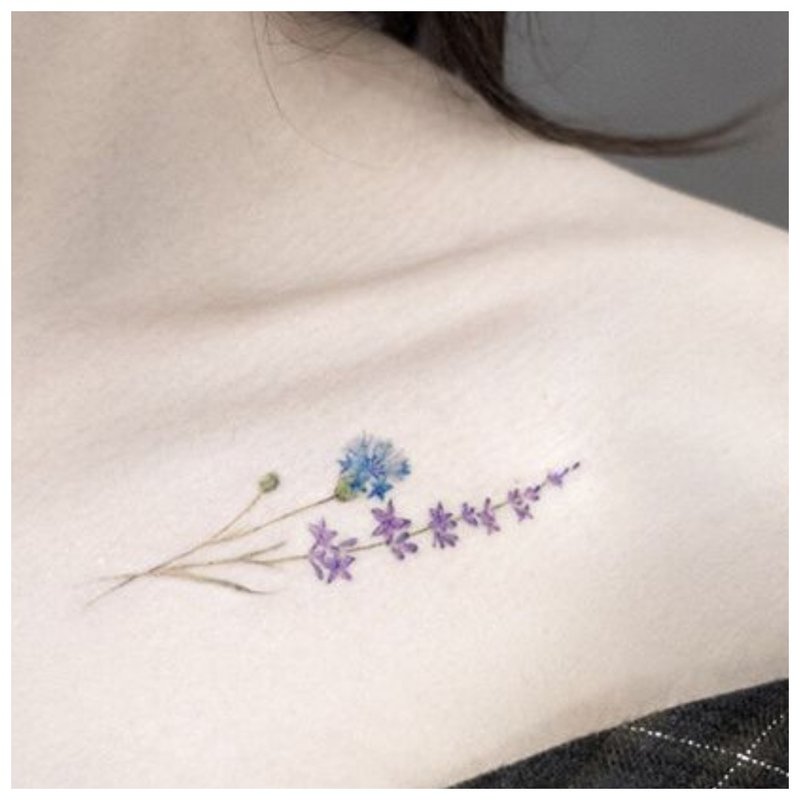Piękny kwiat - tatuaż obojczyka