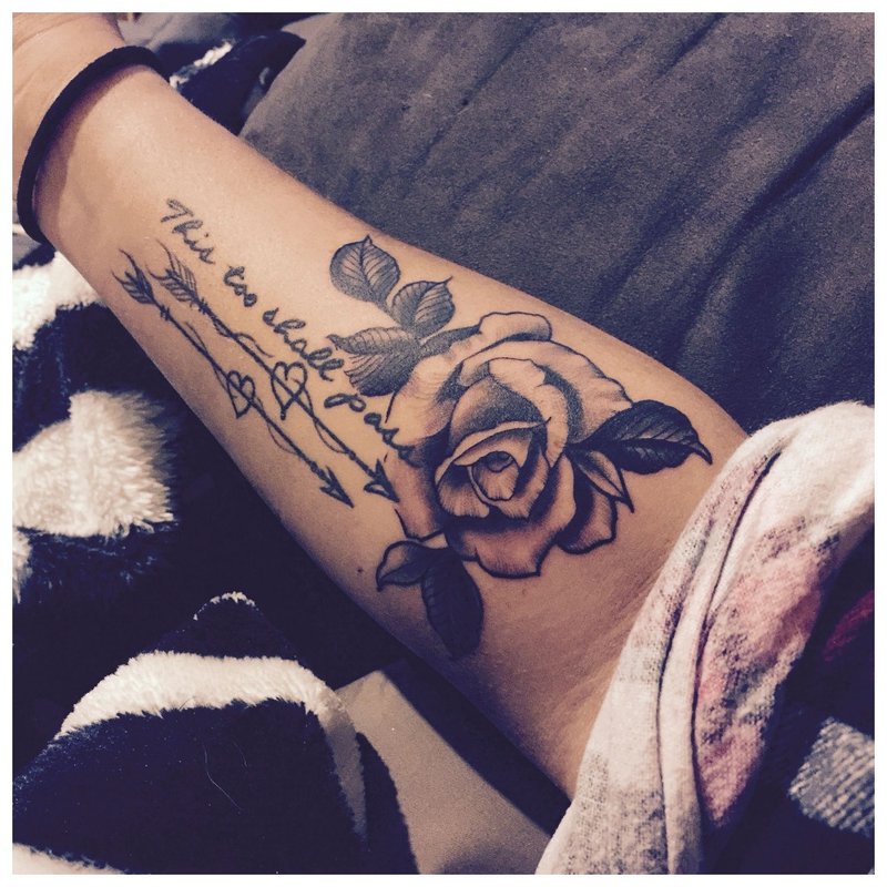 Vrouwelijke volledige arm tattoo