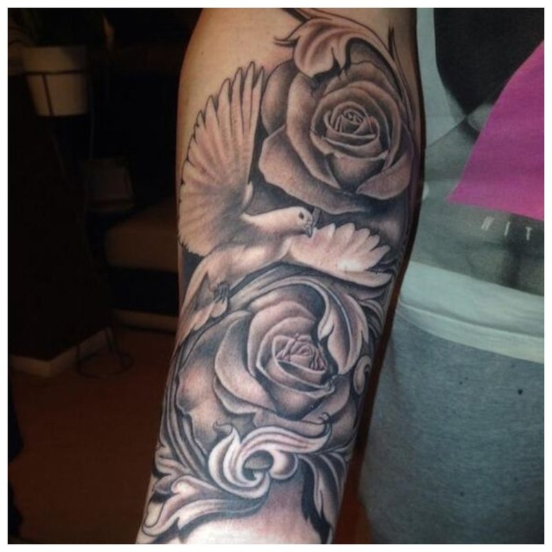 Tatuaj pe o parte a brațului