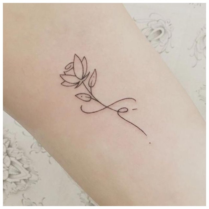 Кокетно цвете - татуировка на китката