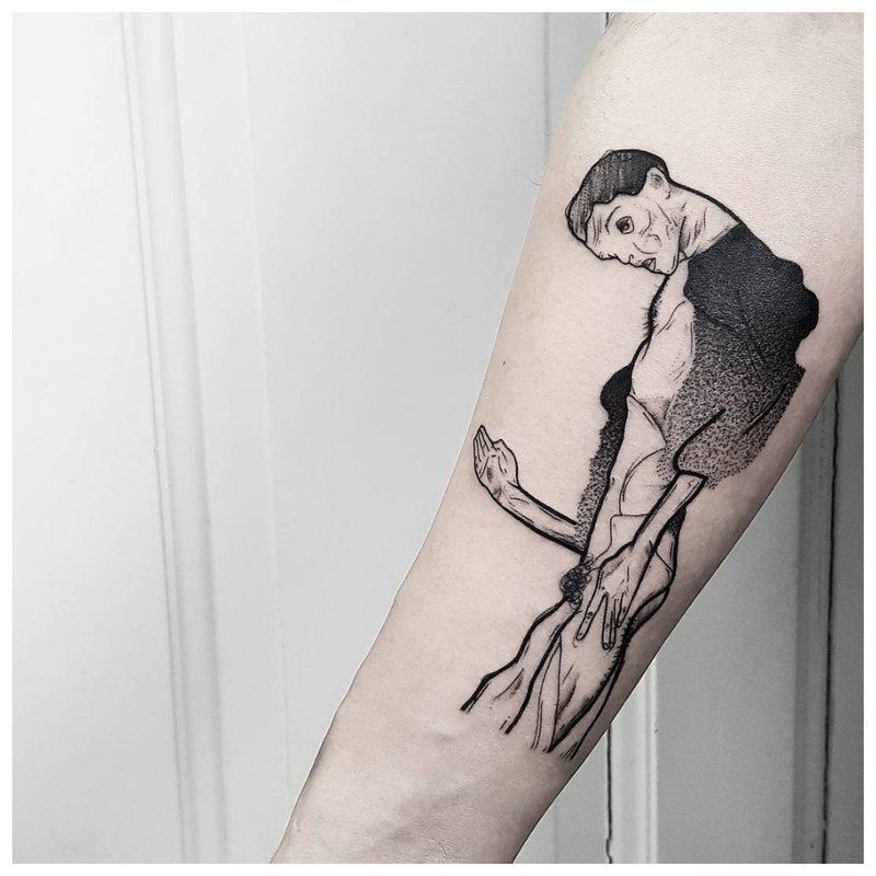 Sylwetka mężczyzny - tatuaż na ramieniu mężczyzny