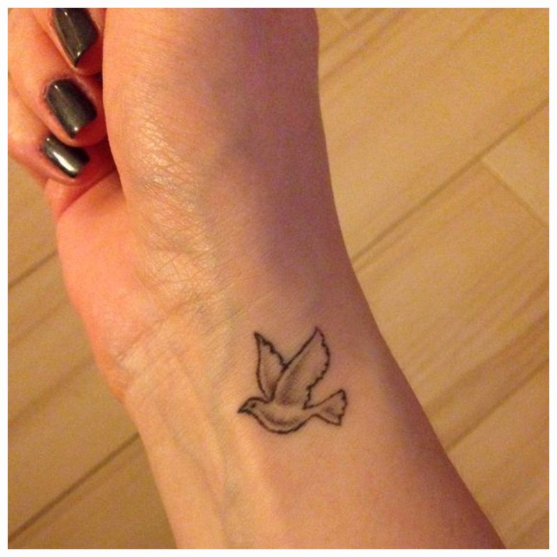 Paukštis ant riešo tatuiruotės