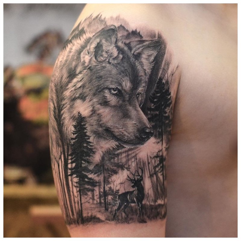 Lupul în pădure - tatuaj pe umărul unui bărbat