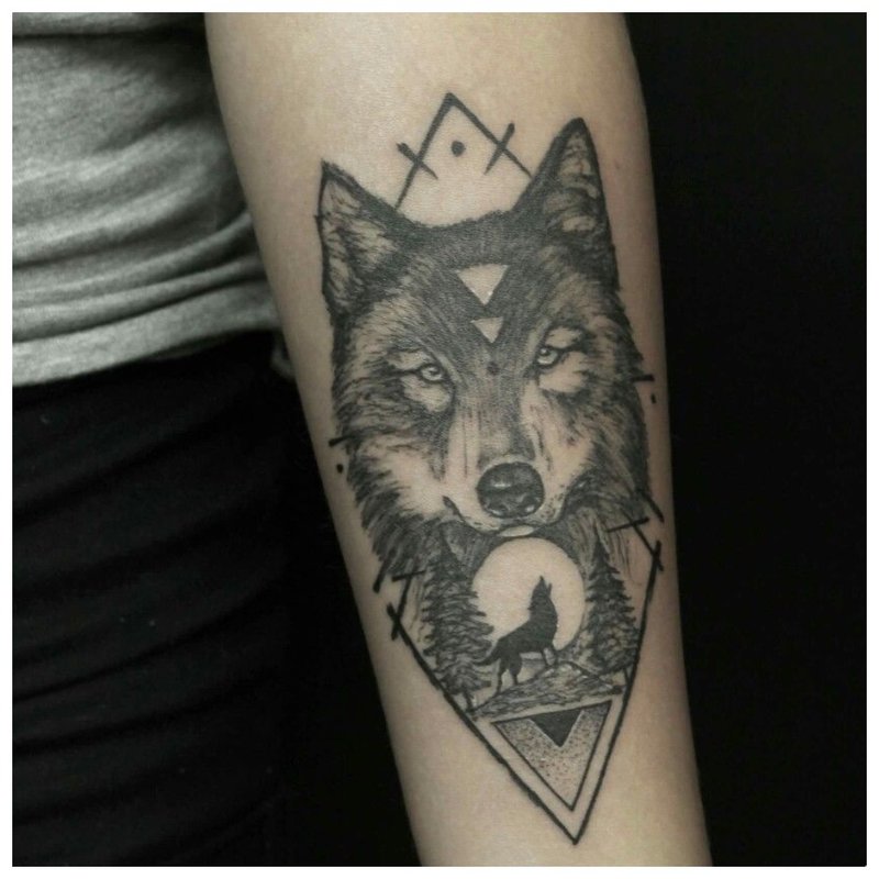 Vilkas ir geometrinė figūra - tatuiruotė ant rankos