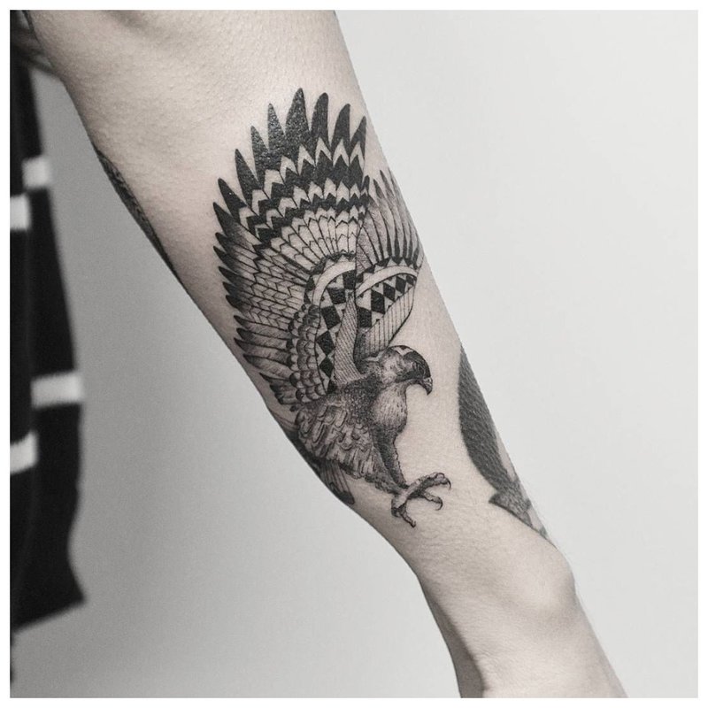 Tatuaż ptaka na przedramieniu u mężczyzn