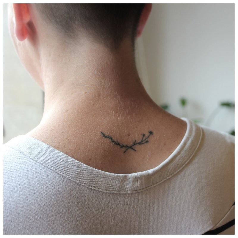 Minimalizmo tatuiruotė ant kaklo