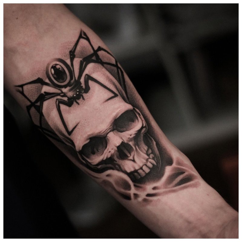 Kaukolė - tatuiruotė ant vyro rankos