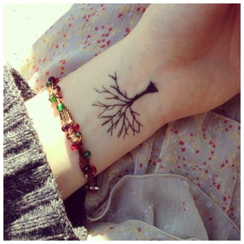 Piękne drzewo na tatuaże na nadgarstku