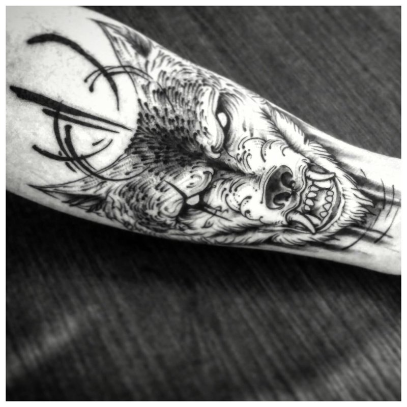 Roofzuchtig dier - tatoeage op de onderarm van een man