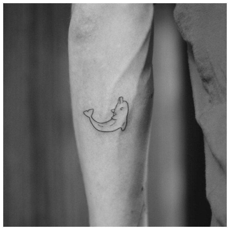 Maža žuvis - tatuiruotė ant vyro dilbio