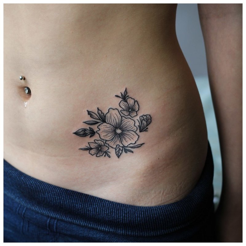 Duży kwiat - tatuaż biodra