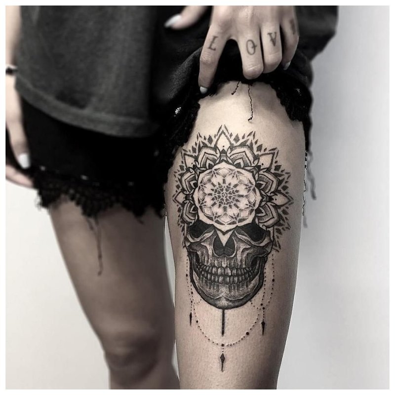 Tetování na dívčím stehně