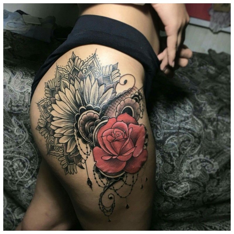 Originali gėlių - klubų tatuiruotė