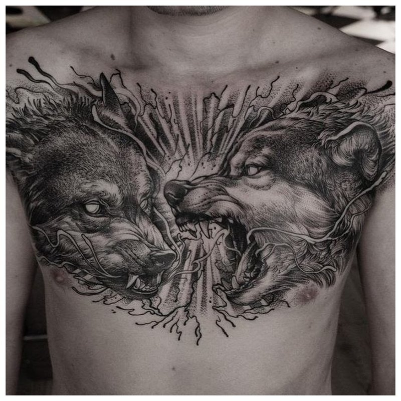2 wilki - tatuaż na piersi