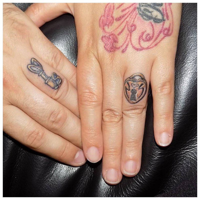 Originali tatuiruotė vyrui ir žmonai ant rankos