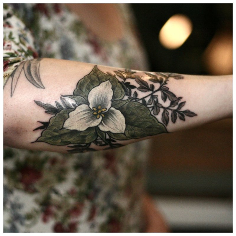 Tatuaj de flori cu braț complet
