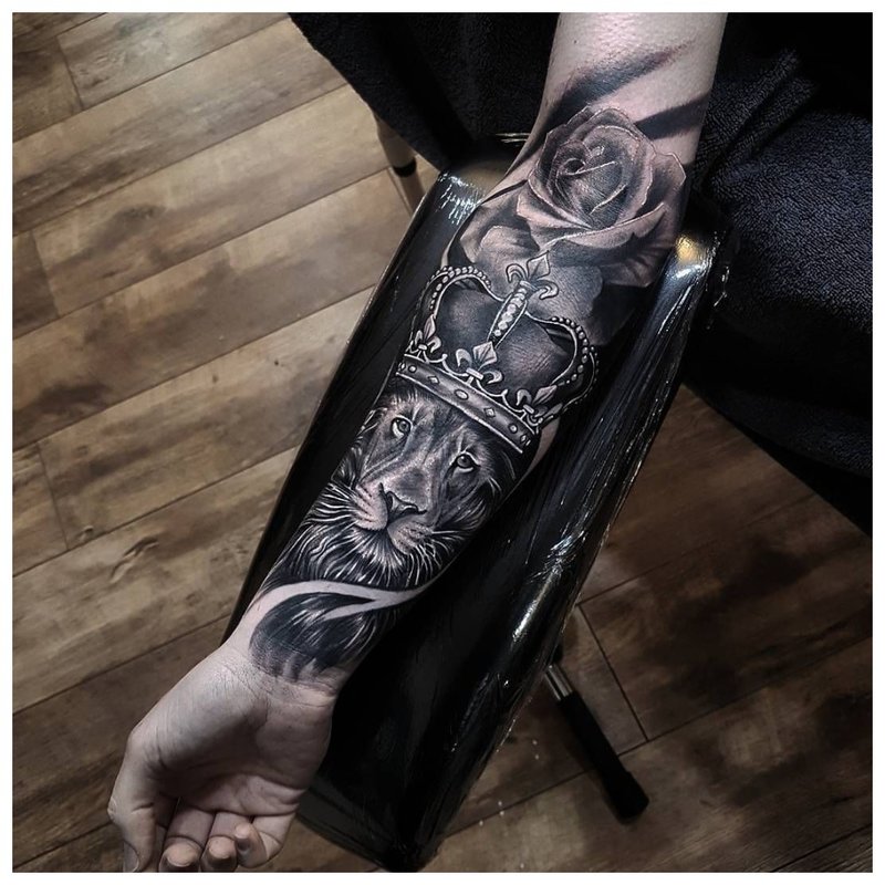 Mistinė tatuiruotė ant vaikino rankos