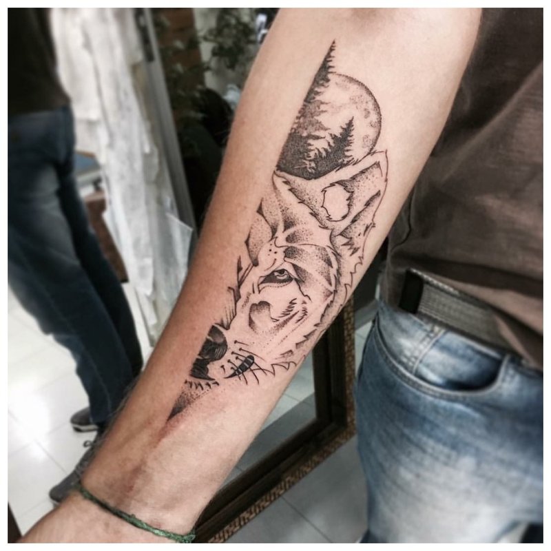 Halvmanns tatovering på armen