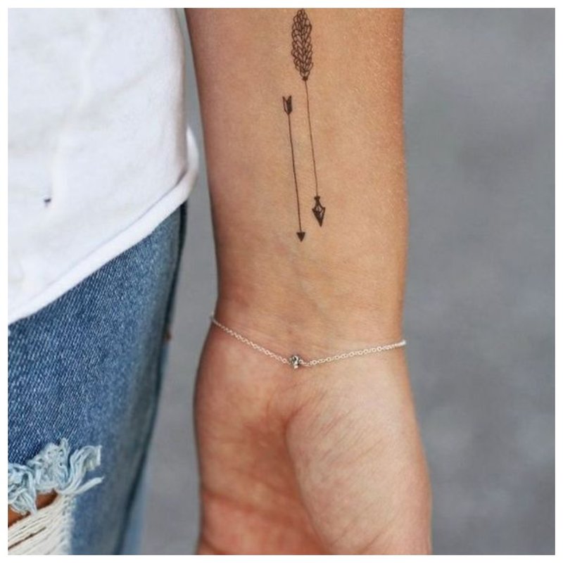 Delikatny niezwykły tatuaż ze strzałą