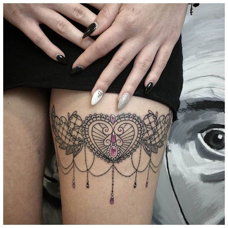 Tatuaj cu temă orientală pe piciorul fetei