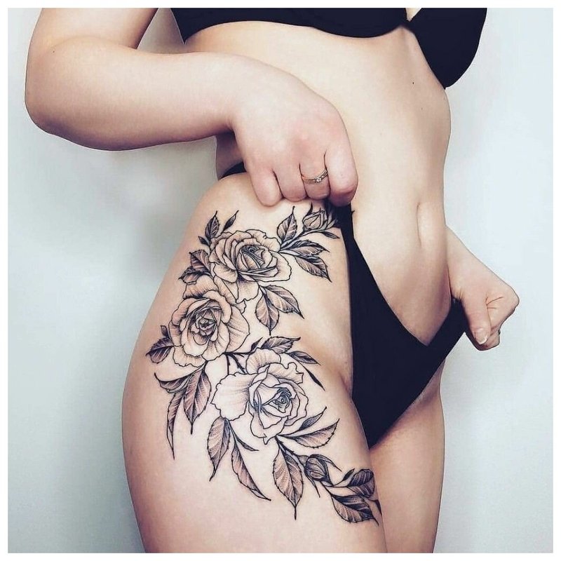 Gyönyörű virág tetoválás a csípőn