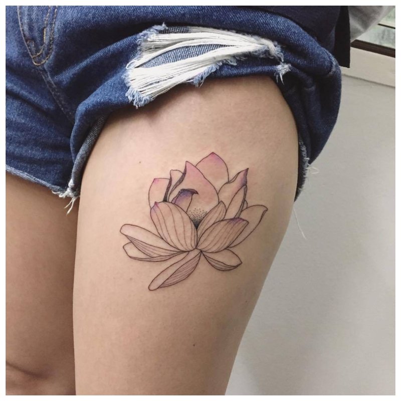 Subtili vidutinio dydžio gėlė - tatuiruotė ant kojos