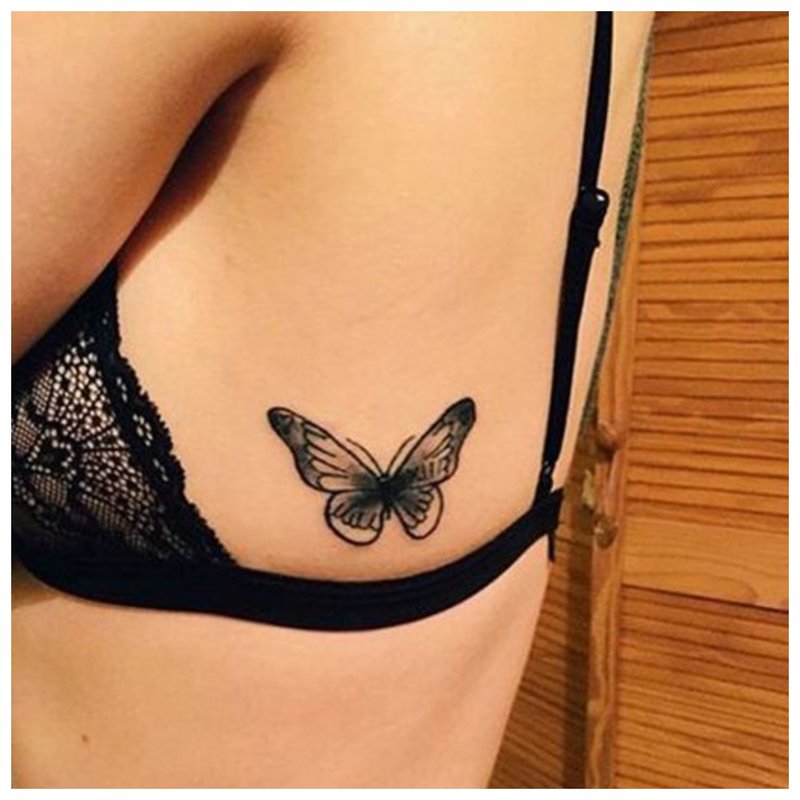 Tatuaj fluture pe corpul unei fete