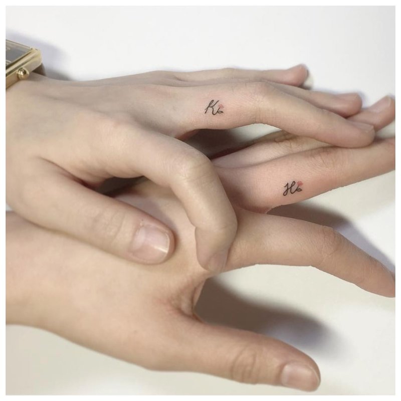 Tatoeage op de vingers van geliefden
