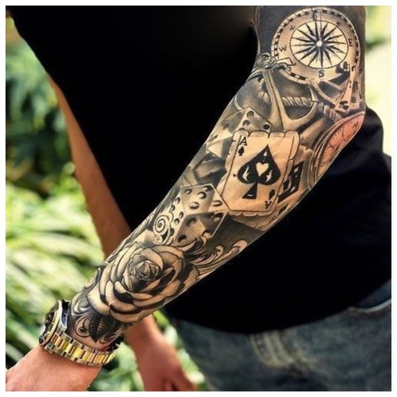 Човек с татуировка с пълна ръка