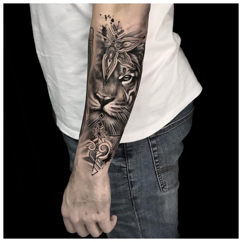 Liūtas - tatuiruotė vyrui