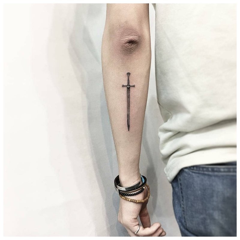 Tatuaj cu antebraț minimalist