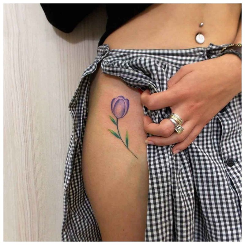 Деликатно цвете - татуировка на бедрата