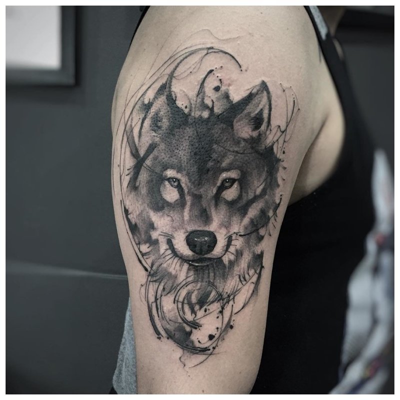 Farkas arca - tetoválás a férfi vállán